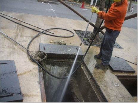 宏伟池底污泥如何清理